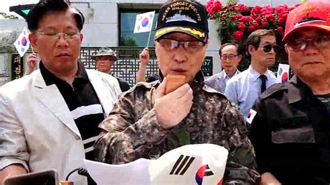 2013년 6월 7일 대검찰청정문 앞에서 검찰총장에 대한 공개 질의 YouTube