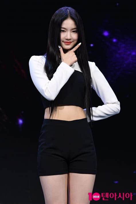 탄력 있는 건강함 스테이씨 아이사. TEN 포토 스테이씨 아이사 시크한 눈빛 | 텐아시아