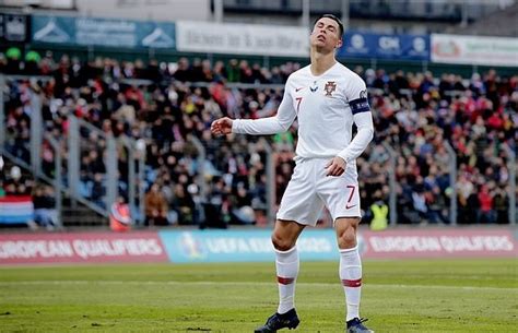 Serbia và bồ đào nha chơi khá thận trọng trong 10 phút đầu tiên. Ronaldo giúp Bồ Đào Nha đoạt vé EURO - Tin tức bóng đá GGS