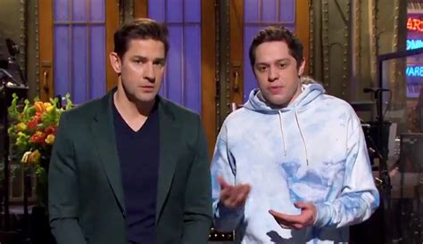 John krasinski and pete davidson are locking lips on saturday night live! John Krasinski svarer på spørsmål om The Office og kliner ...