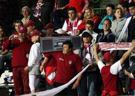 Feel free to share this video. Suporterii CFR Cluj fac playback pe stadion - Times New ...