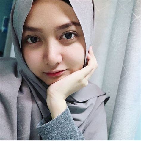 Wanita cantik dalam pakaian dalam kapas. Foto Wanita Cantik Pakai Hijab Syari