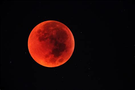 Gerhana bulan total kali ini istimewa karena berbarengan dengan terjadinya perige, yaitu ketika bulan berada di jarak terdekatnya dengan bumi. Gerhana Paling Berdarah Sejak 500 Tahun Terakhir ~ TalkToWrite