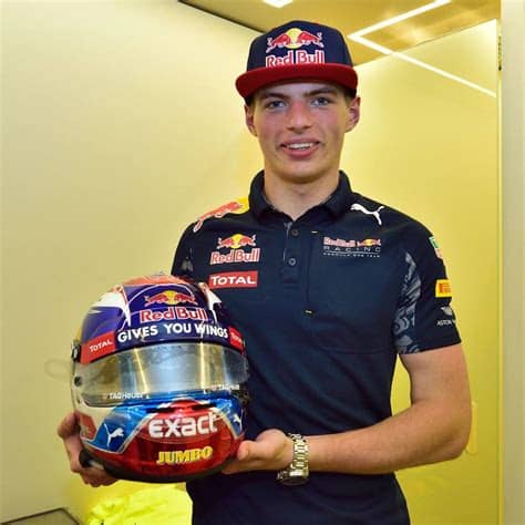 Als coureurs proberen we altijd zoals je kunt zien, is mijn persoonlijke logo daarin verwerkt tot de ogen van de leeuw. Foto: Racing Helm Max Verstappen 03 maxhelm : Autoblog.nl