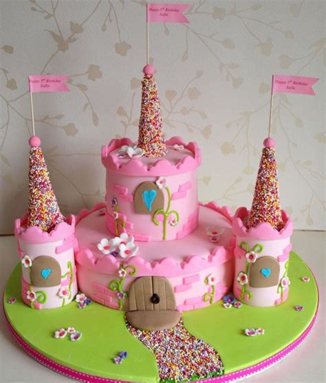 Mehr als 35 kindergeburstagskuchen von einfach, schnell und lustig bis hin zu ausgefallenen rezepten, die sich sowohl für jungen als auch für mädchen als kuchen zum kindergeburtstag eignen. Schlosstorte als Kuchen für Kindergeburtstag von einem ...