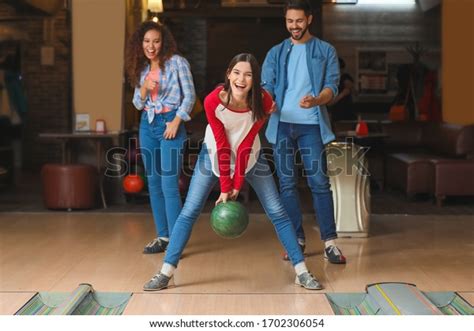 10654 People Playing Bowling Images Stock Photos And Vectors Shutterstock