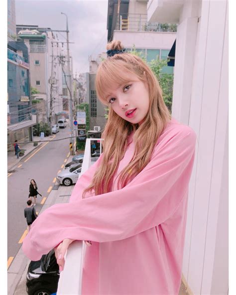 Blackpink Lisa Goes Black Pink Check Out Her Fits That Are Absolute Bliss Iwmbuzz