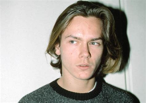 Phoenix grew up in the limelight and appeared in his first film, explorers, at age 13. 23 Yaşında Hayatını Kaybeden Aktör: River Phoenix Kimdir ...