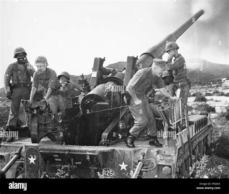 Vietnam War Artillery Nsoldiers At A Us Army Installation Near Chu
