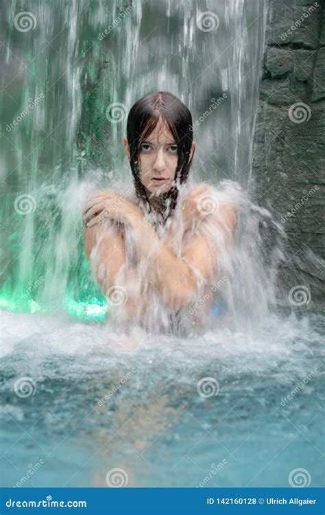 Mooie Jonge Naakte Vrouw Onder Het Bespattende Water Van De Waterval In
