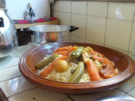 Le couscous est d'une part une semoule de blé dur préparée à l'huile d'olive (un des aliments de base traditionnel de la cuisine des pays du maghreb) et d'autre part, une spécialité culinaire issue de la cuisine berbère, à base de couscous, de légumes, d'épices, d'huile d'olive et de viande. MOEURS ET CULTURE: COUSCOUS MAROCAIN