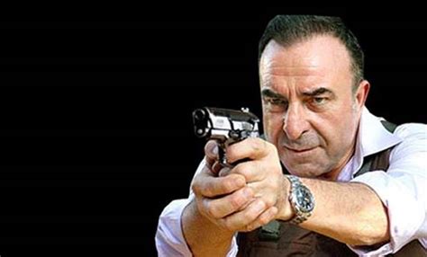 Silah seslerini duyan rıza baba ve ali irkilirler. Arka Sokaklar'ın Rıza Baba'sından olay itiraf! - Son ...