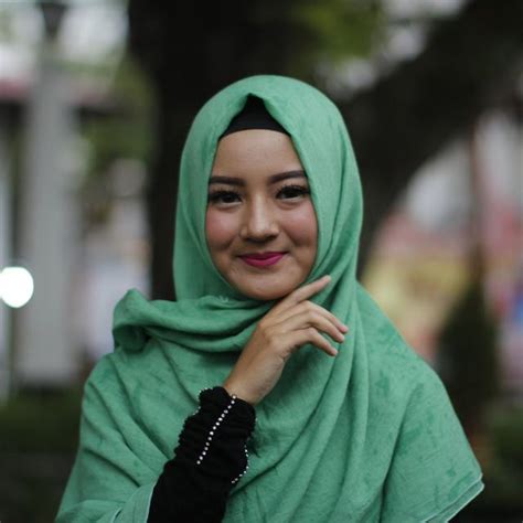 Sebagai seorang muslimah yang baik tentunya mengumbar foto ke dunia maya merupakan sesuatu yang tabu, walaupun itu tidak dilarang sepernuhnya. Wanita Muslimah Berhijab Tercantik Di Dunia