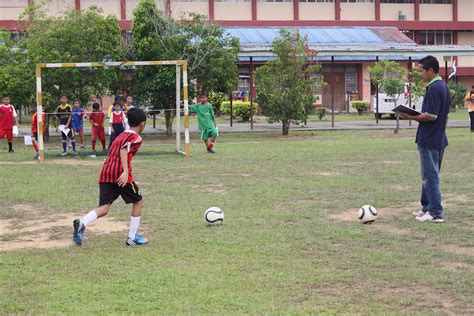 Kemahiran asas36 berdiri dalam keadaan sentuhan sentuh bahagian melambung bola selesa. SK SERI BERANG: PERTANDINGAN KEMAHIRAN BOLA SEPAK KLUSTER
