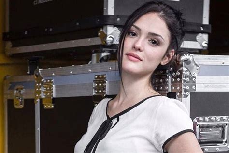 Check spelling or type a new query. Isabelle Drummond ganha festa surpresa nos bastidores de ...