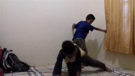 Video anak kecil dan tante di hotel01:34. Berantem anak kecil parody di kamar - YouTube