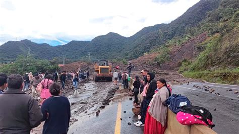 Reportan Deslizamientos En Carretera Cochabamba Santa Cruz Y Maquinaria De Abc Ya Trabaja En El