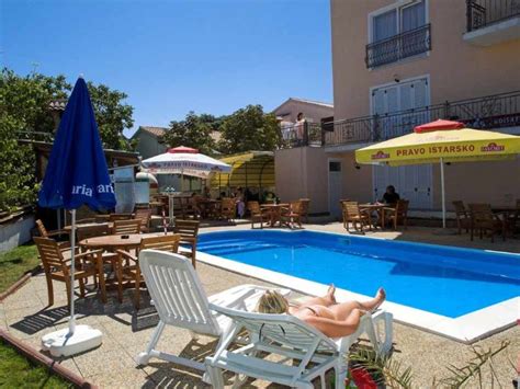 Der kauf einer immobilie in kroatien ist eine gute entscheidung für käufer, die ein perfektes ferienhaus suchen und in einen immobilienmarkt investieren möchten. Istrien, bei Pula: Hotelpension mit Pool und Meerblick