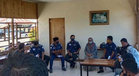 Pengenaan denda tersebut tidak menghilangkan kewajiban pengusaha untuk tetap membayar upah kepada pekerja/buruh. Gaji Karyawan Eiger : #1 membicarakan hal ini terlebih dahulu.