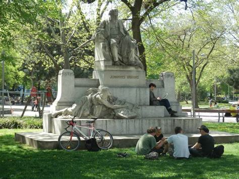 Visited resselpark as we were wandering around the area near karlsplatz,in fact resselpark is located in the large karlsplatz. Foto-Archiv: Wien - Elch on Tour