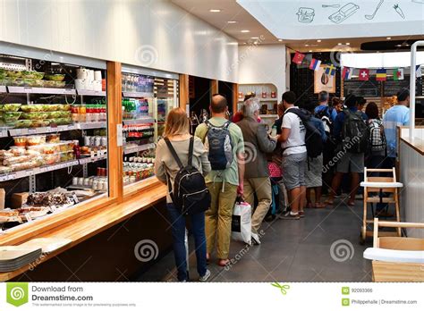 What to expect at paris charles de gaulle airport? Roissy, Frankreich - 6. Juli 2016: Der Charles De Gaulle ...