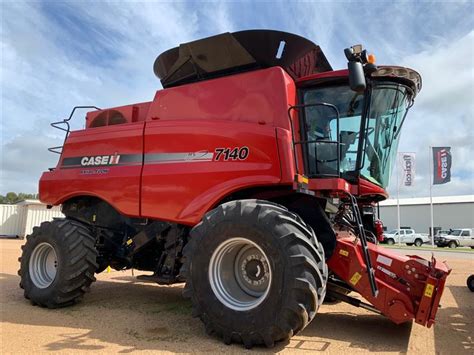 Case Ih 7140 Axial Flow Combine And 3152 40ft Front Harvesters Case Ih