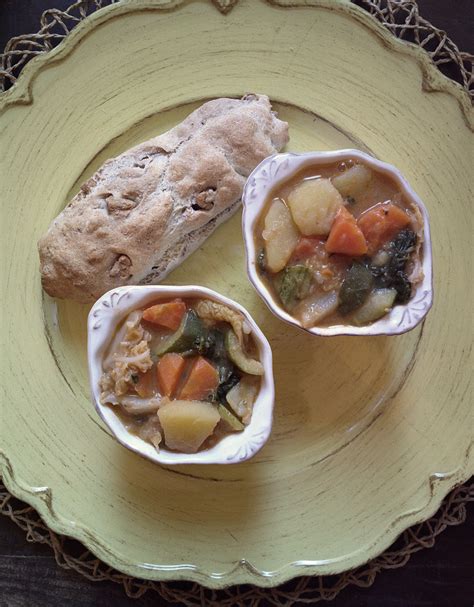 Tuscan minestrone is a vegetable soup made in tuscany, but it has nothing to do with the. Zuppa toscana - primo piatto tradizionale di verdure | Un ...