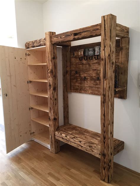 Kindergarderobe holz ikea mit bank roba sitzbank. Kleiderschrank aus altem Holz in 2020 | Wood wardrobe, Wood pallet furniture, Pallet furniture ...