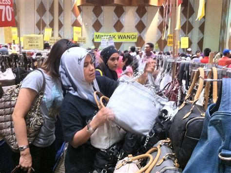 Maybe you would like to learn more about one of these? HITAM PUTIH: Jualan hari raya di PICC Putrajaya