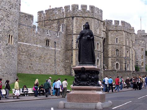 Une journée royale pour découvrir le château le plus célèbre d'angleterre ! Photo : Château de Windsor - Statue de la reine Victoria