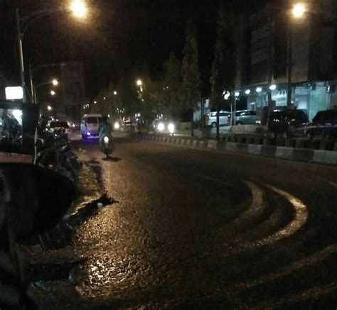 Jun 02, 2021 · hujan deras kemarin sore (selasa). Baru 30++ Gambar Suasana Hujan Malam Hari - Arti Gambar