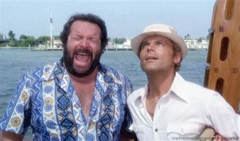 Die meiner meinung nach beste szene von vier fäuste für ein halleluja.terence hill gewinnt zuerst eine partie poker gg. Carlo Pedersoli és Mario Girotti megint dühbe jönnek | GIF ...