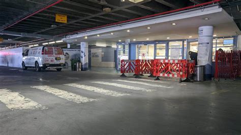 מנהלו של בית החולים מאז הקמתו ובמשך 45 שנים היה משה ואלאך, שהתגורר בגפו במבנה של בית החולים, ואף נקבר בחלקה קטנה בצדו המערבי. כך נראית קריסה: צמצום של 50-35% בפעילות בתי החולים ...