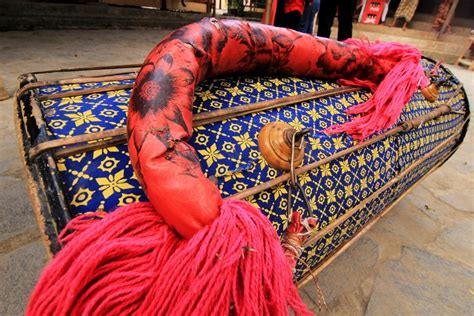 Alat musik talempong yang menjadi salah satu alat musik khas suku minangkabau adalah alat musik yang senantiasa hadir dalam berbagai acara penting, seperti tari piring, tari pasambahan, bahkan sebagai alat musik untuk menyambut tamu istimewa. Gendang Beleq, Alat Musik Kebanggaan Suku Sasak - Indonesia Kaya