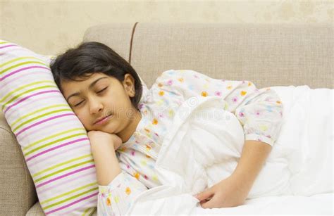 Niño Femenino Que Duerme En El Sofá Imagen De Archivo Imagen De