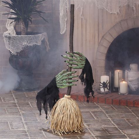 Dancing Broom With Witch Hands Decoración