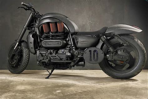 The exhaust comes with removable baffles of polished or matt finish. Triumph Rocket III Custom - Grease n Gas