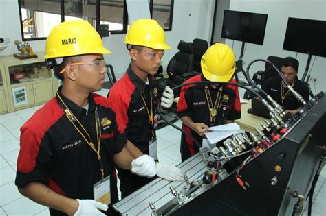 Operator forklift, mampu mengemudikan forklift dan memiliki sio operator perawatan mesin dan peralatan, mahir dalam hal kelistrikan bagi kalian . Lowongan Kerja Mekanik Alat Berat Luar Negeri - Berbagai Alat