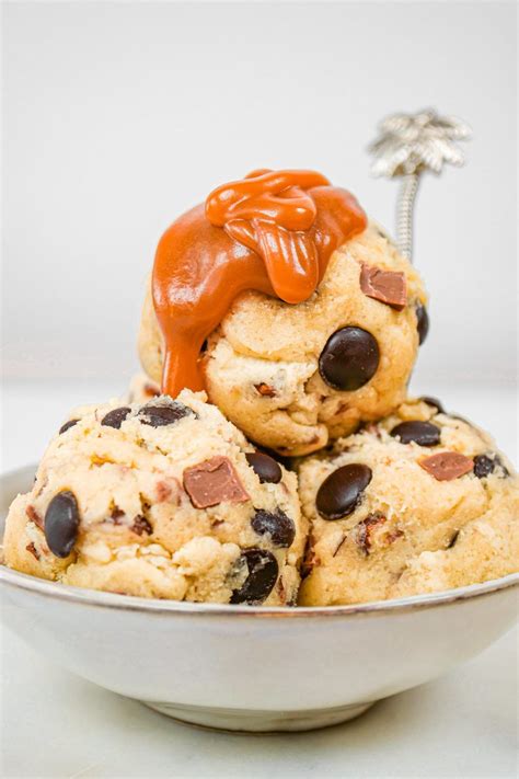 Cookies dough gourmands chocolat et noisettes pâte à cookie crue
