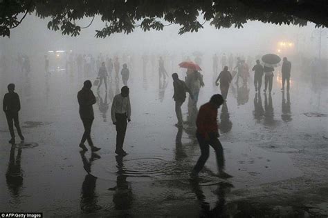 india dust storm death toll rises to more than 140 people daily mail online