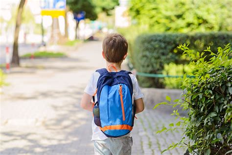 Cómo saber si el niño está preparado para quedarse solo en casa. The Pros and Cons of Kids Starting Kindergarten a Year Late