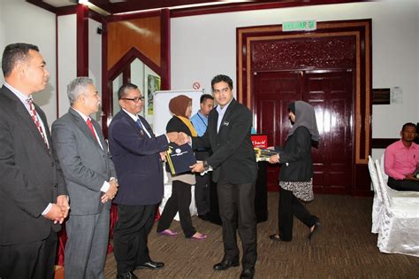 Ketua menteri, adly zahari berkata, ketua jabatan terbabit termasuk pengurus besar, perbadanan ketua menteri, datuk ab rahman ismail dan pengurus besar, unit pemerkasaan ekonomi bumiputera, datuk hasnoor sidang husin. Unit Integriti Jabatan Ketua Menteri Melaka: Aktiviti
