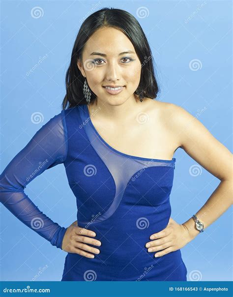 Belo Modelo Asiático Se Apresenta Em Vestido Azul Sexy Imagem De Stock Imagem De Lindo