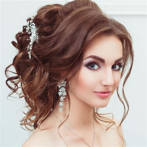 This feminine style is quite lovely, looks vintage and classic and is most sought by many women. Christmas Party Hairstyles for 2018 & Long, Medium or ...