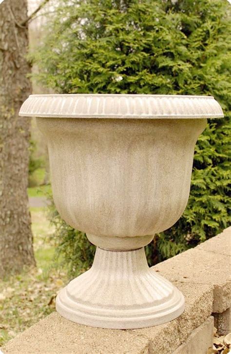 Learn how to easily take old plastic planters and pots and give them a new updated look with stone spray paint. Cheap Planter to Stone Planter {with Spray Paint ...