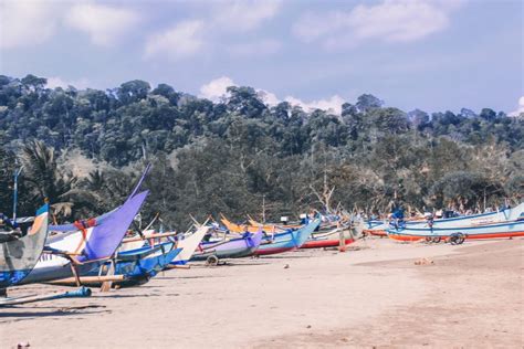 Selain karena keindahannya, pantai yang terletak di sarongan, pesanggaran, ini juga punya air terjun yang biasa digunakan wisatawan untuk membilas tubuh setelah berenang. Paket Wisata Sukamade Banyuwangi - PAKET TOUR BANYUWANGI ...