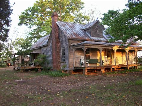 Colonial homes are built primarily from wood with a traditionally symmetrical orientation, steep roofs, small glass windows, pillars, rich ornamentation and a massive central chimney. Pin by Deanna Burns on Down on the Farm! | Old farm houses ...