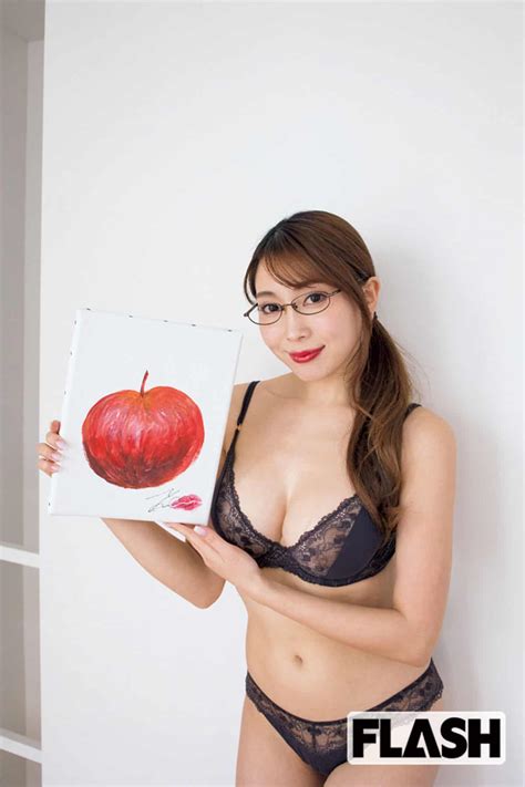 画像写真 森咲智美 日本一エロい美術教師が赤いリンゴで大胆ショット Smart FLASH スマフラ 光文社週刊誌