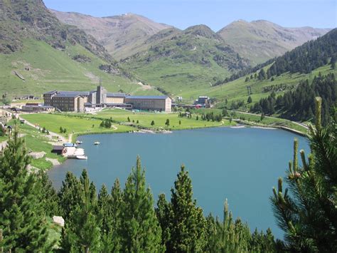 Apartaments vall de nuria, coma del clot dağı'den birkaç dakika uzaklıkta bulunup asansör, özel otopark, otomatik satış makinesi gibi olanakları otelde çocuklar için bebek karyolaları, oyun odası vardır. Valle de Nuria