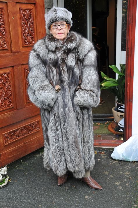 La Fourrure Mature Kate Posing In Fox Fur Coats